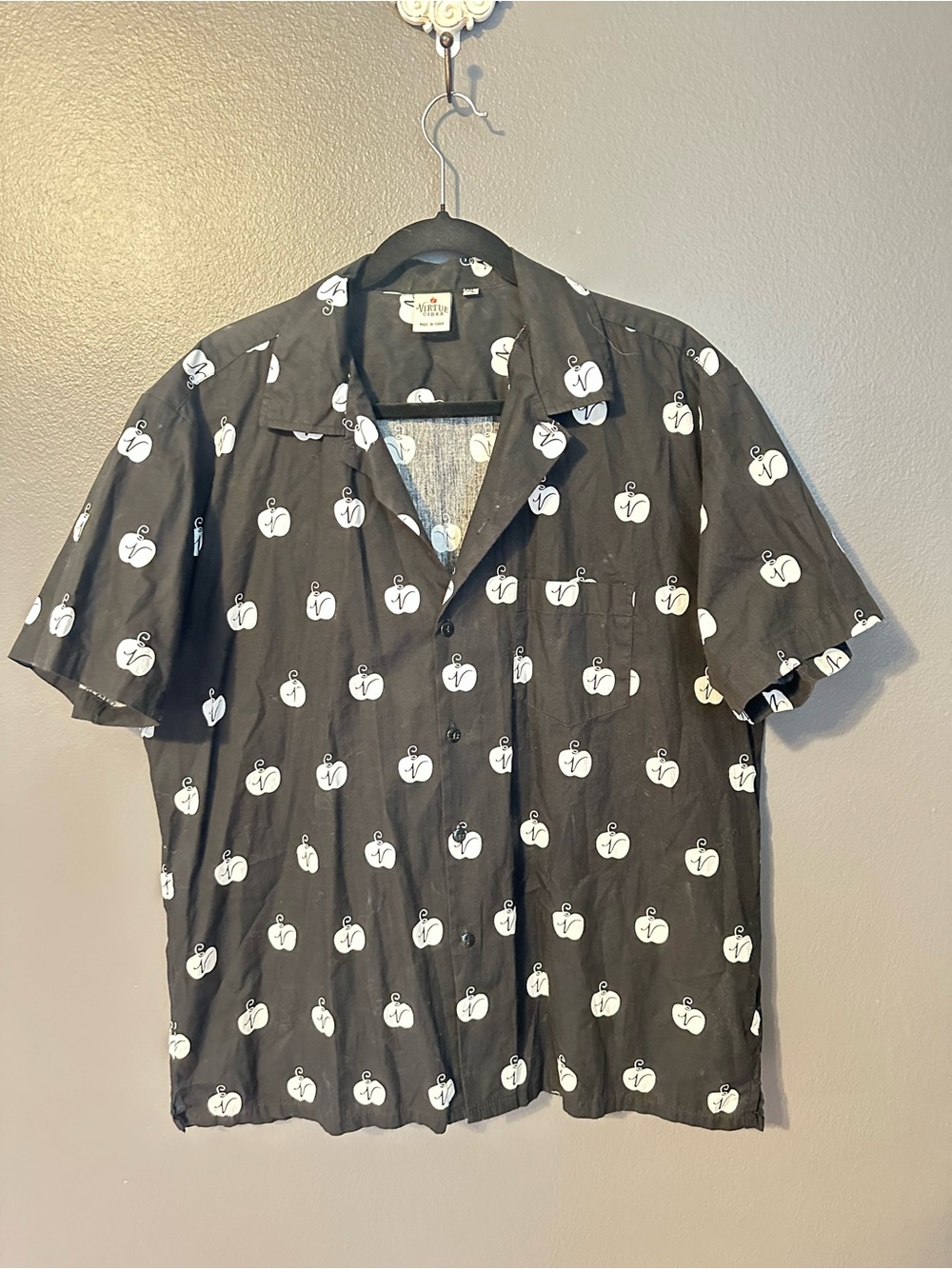 Virtue Cider Men’s XXL Black Apple Print Button Down Shirt